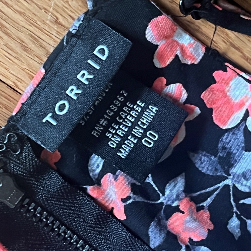 Torrid Black and Pink Floral Blouse - Picture 4 of 5